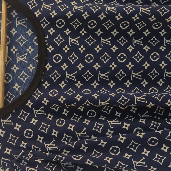 Women's 3/4 sleeve Top - Picture 2 of 5